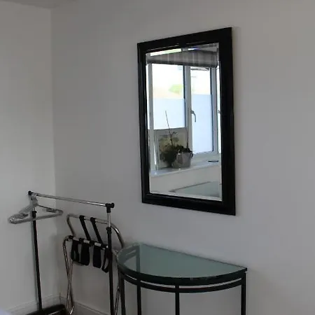 公寓 Self-contained Own Entrance Split Level With Parking *
